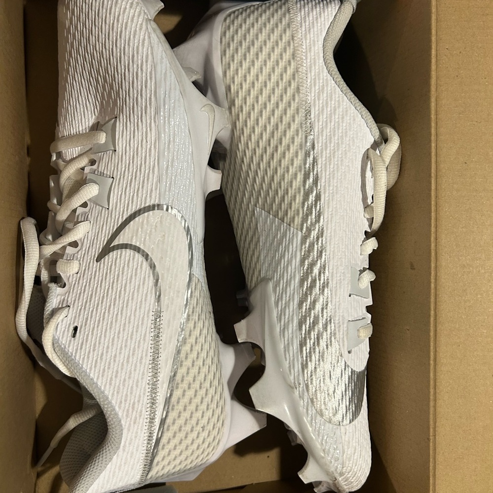 Men’s NIKE VAPOR cleats, size 9.  Men’s NIKE football gloves size M